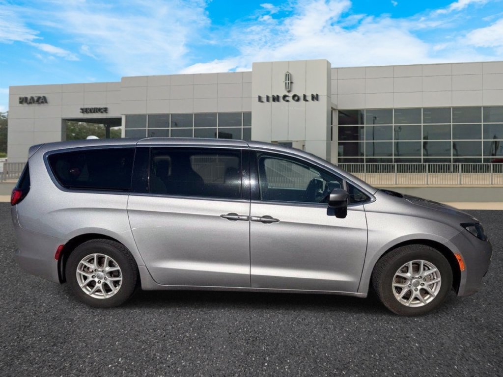 Used 2017 Chrysler Pacifica Touring FWD image 2