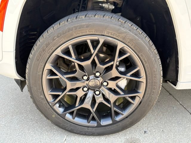 Used 2025 Jeep Grand Cherokee Summit AWD/4WD image 8