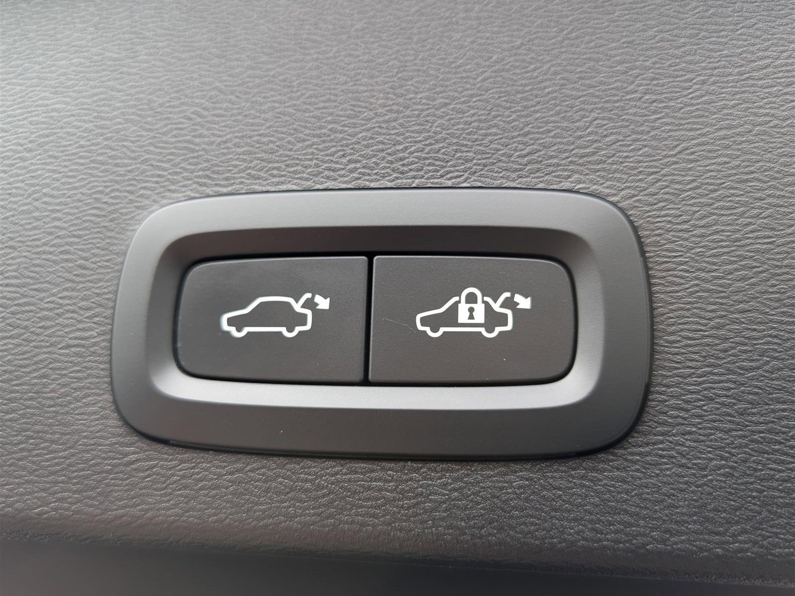 Used 2023 Volvo XC40 B5 Ultimate image 15