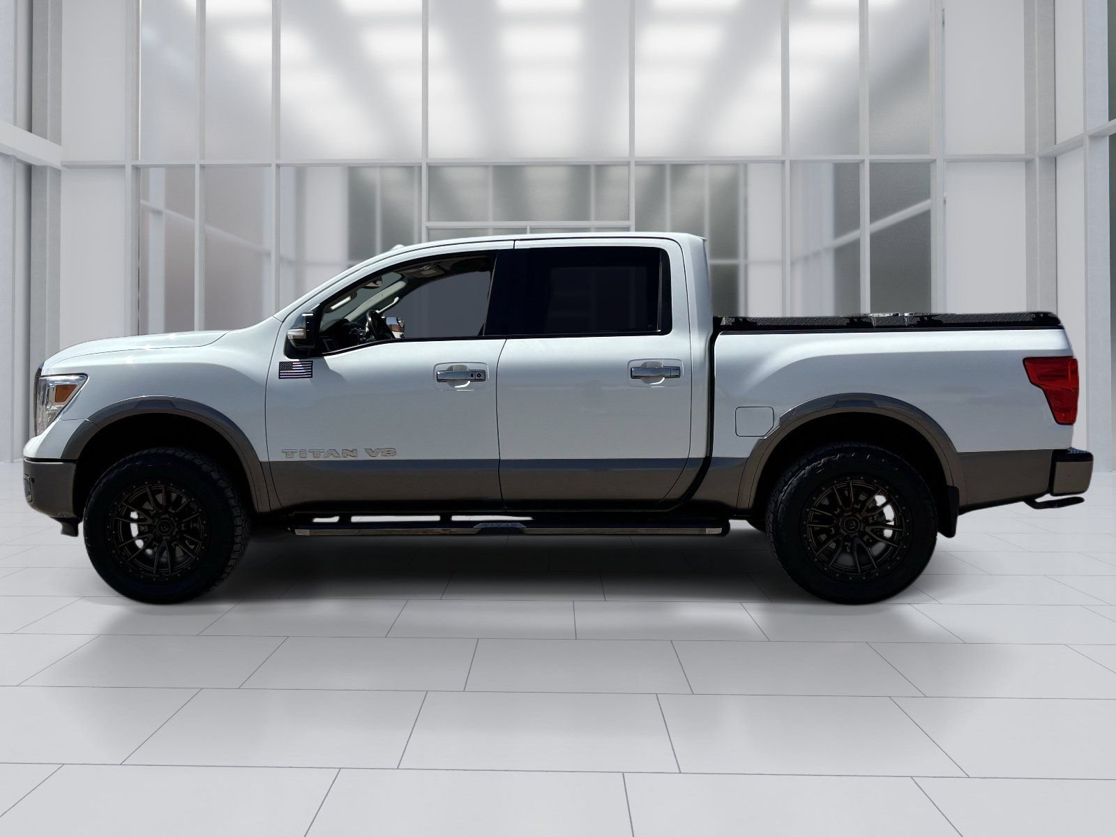 Used 2018 Nissan Titan Platinum Reserve w/ Platinum Utility Package AWD/4WD image 3