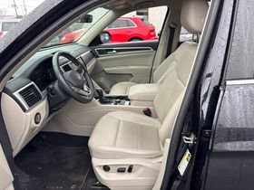 Used 2023 Volkswagen Atlas SE w/ Panoramic Sunroof Package image 9