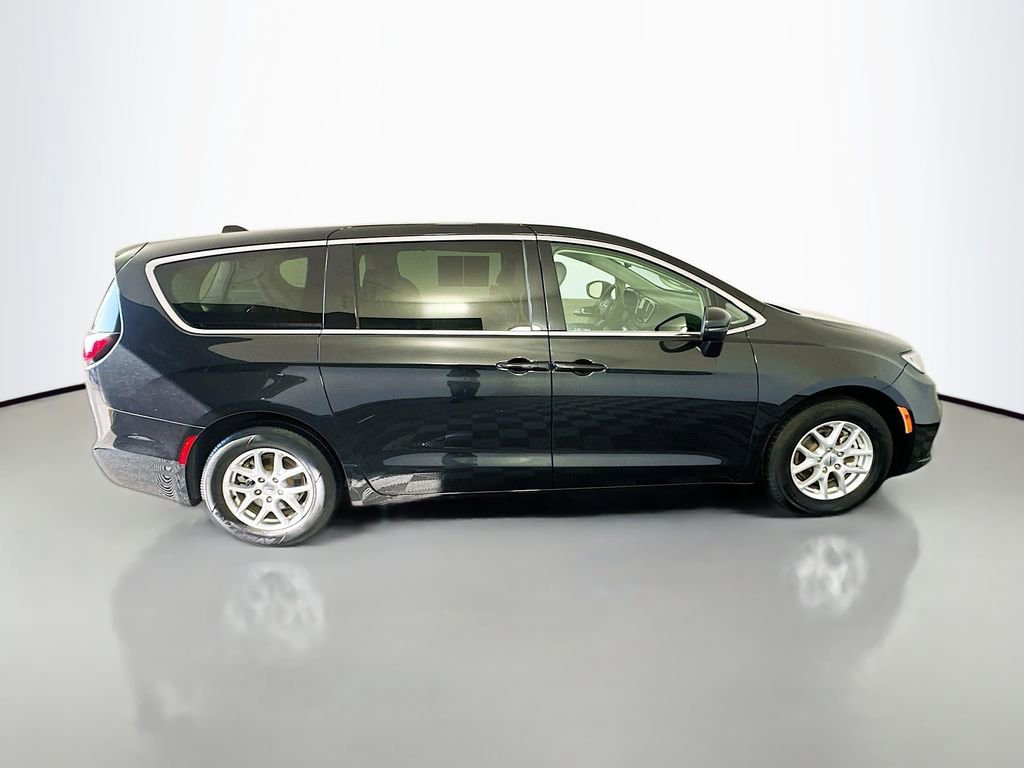 Used 2023 Chrysler Pacifica Touring-L image 8