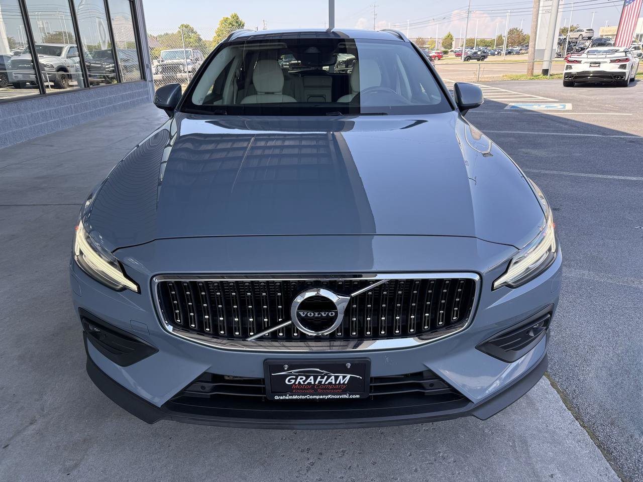 Used 2022 Volvo V60 T5 Cross Country AWD/4WD image 2