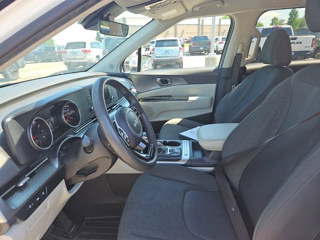 Used 2024 Kia Carnival LX FWD image 16