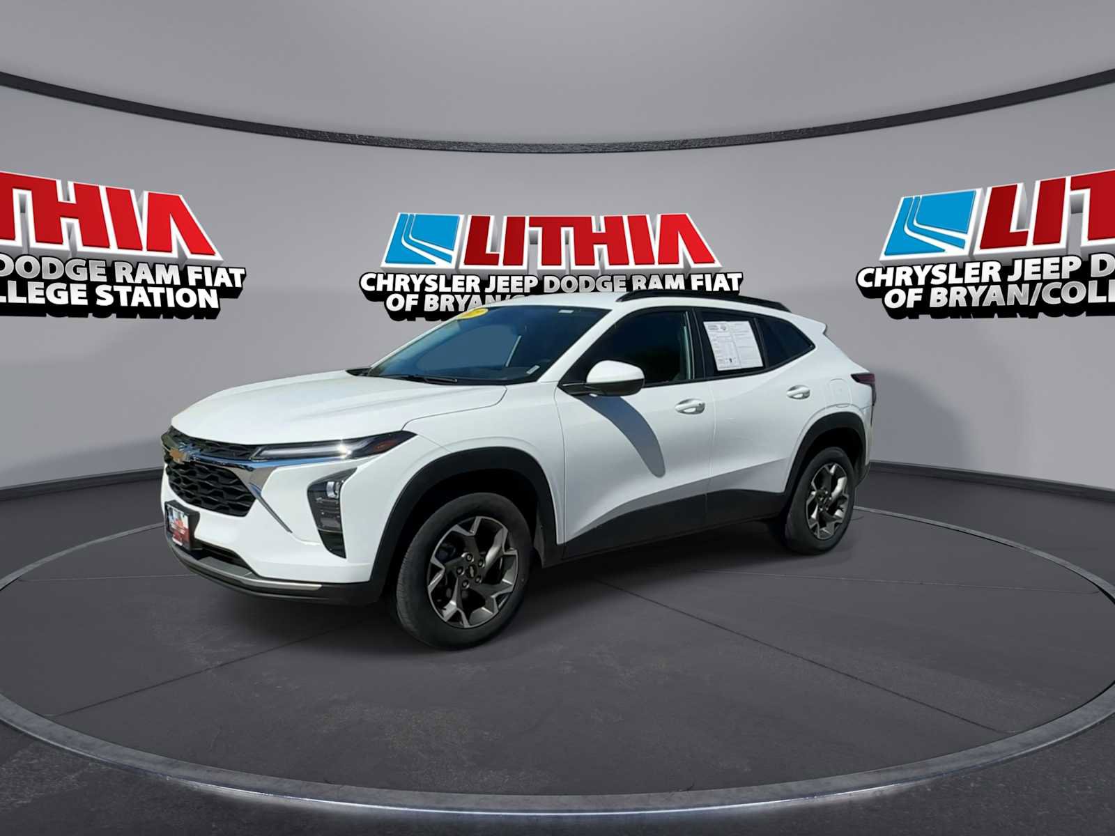 Used 2025 Chevrolet Trax LT w/ LT Convenience Package image 4