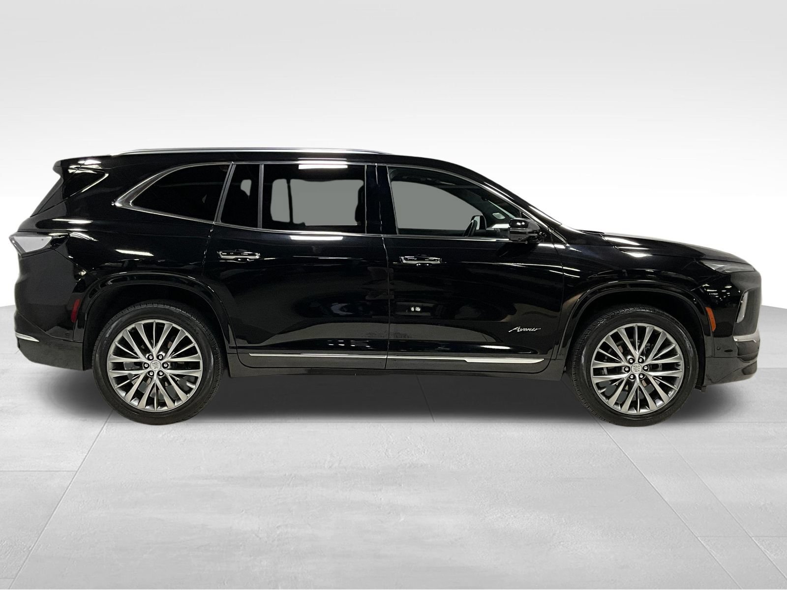 Used 2025 Buick Enclave Avenir AWD/4WD image 3