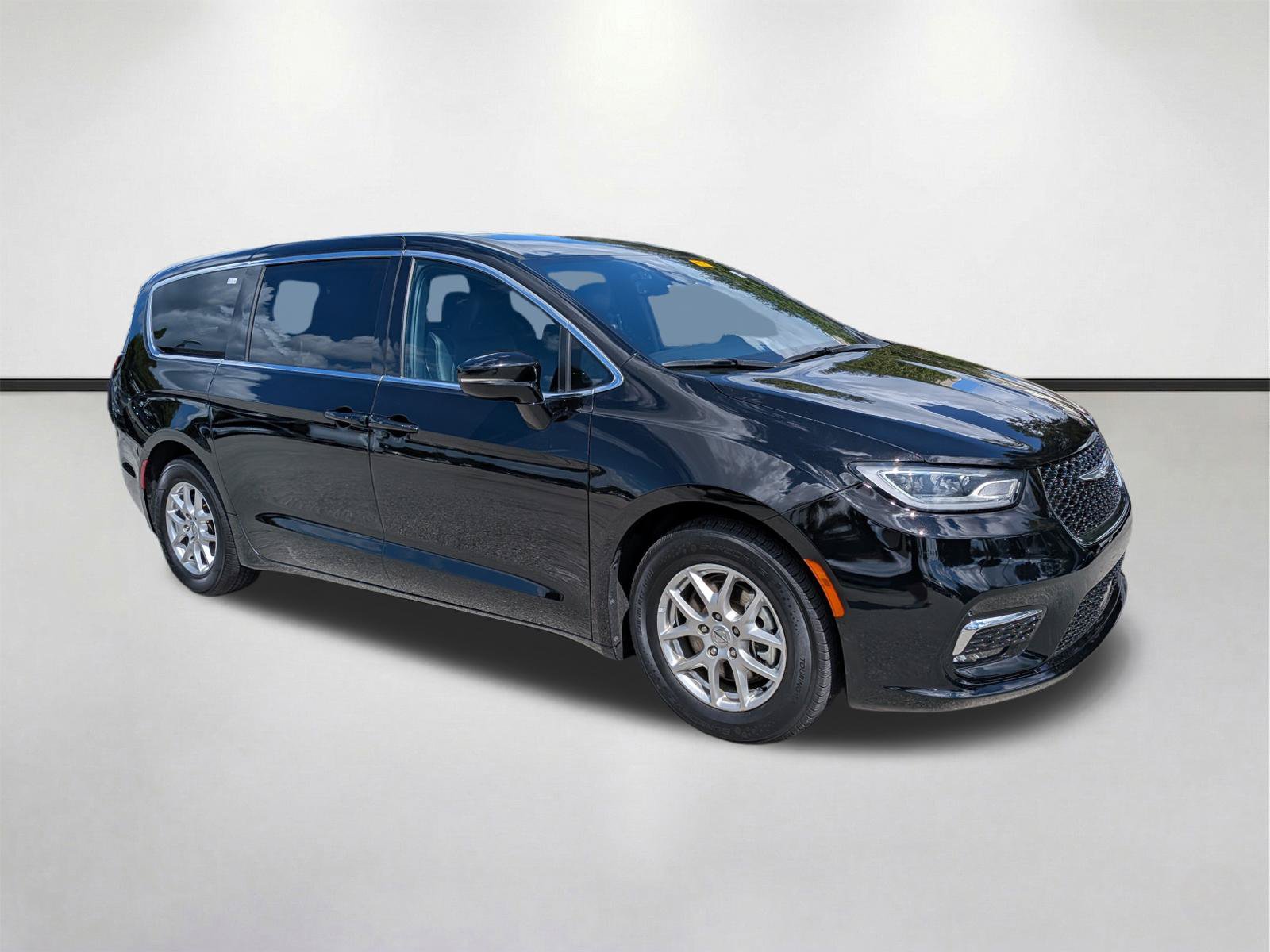 Used 2025 Chrysler Pacifica Select FWD image 2