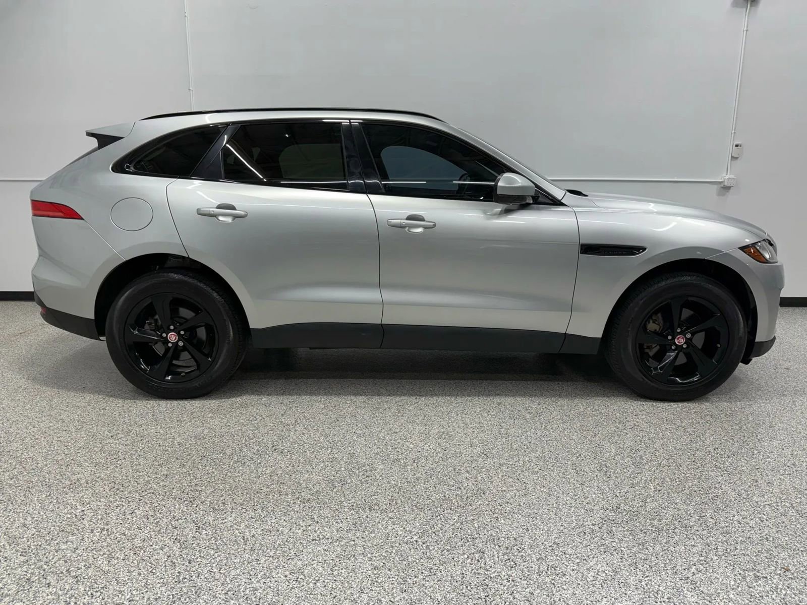 Used 2019 Jaguar F-PACE Premium image 48