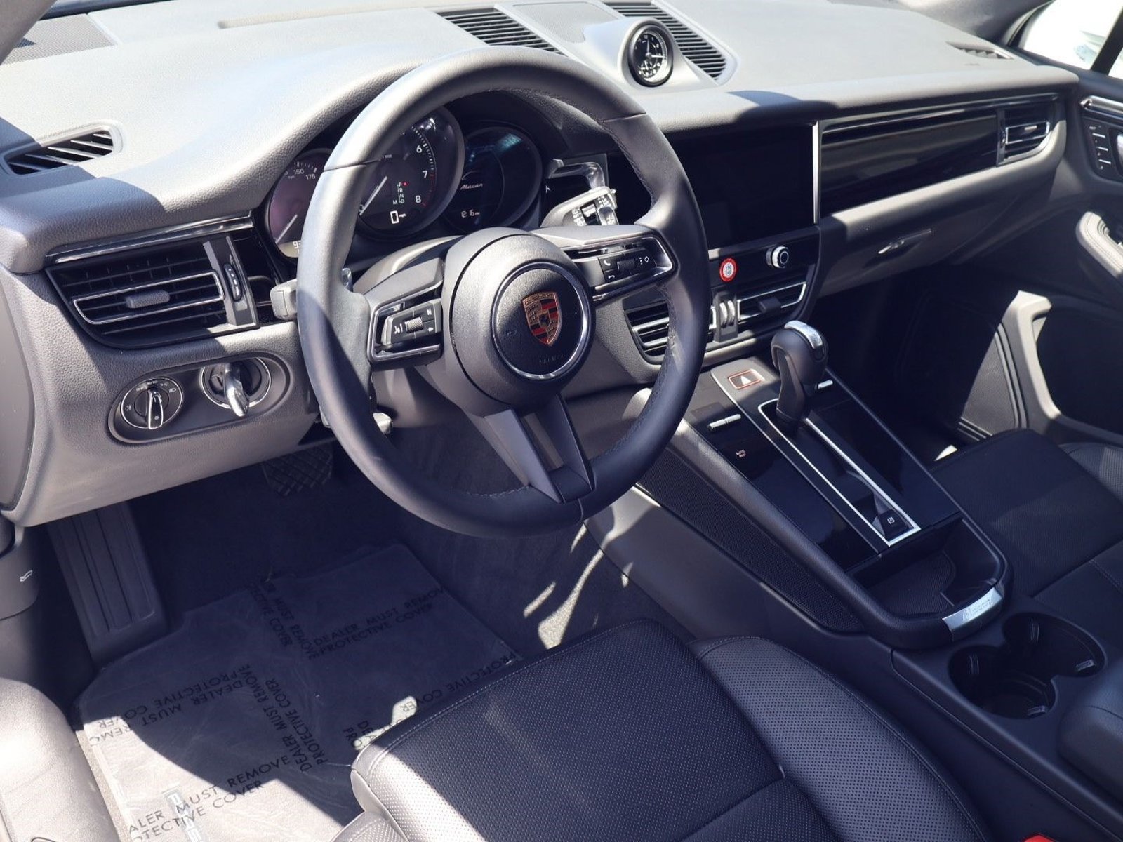 Certified 2025 Porsche Macan AWD/4WD image 4