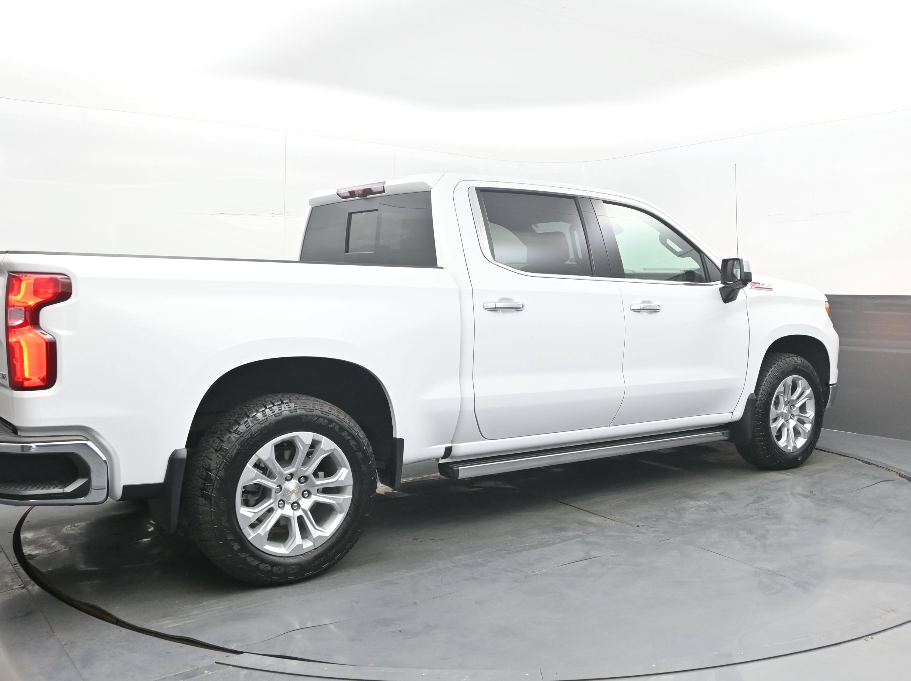 Used 2025 Chevrolet Silverado 1500 LTZ w/ LTZ Premium Package AWD/4WD image 9