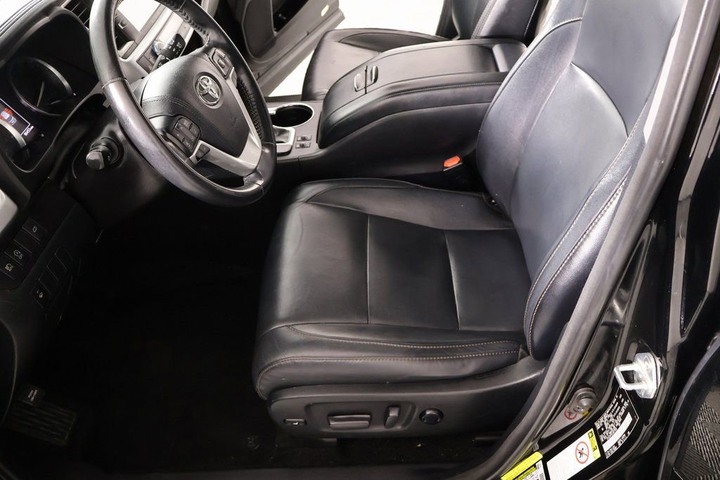 Used 2018 Toyota Highlander XLE image 11