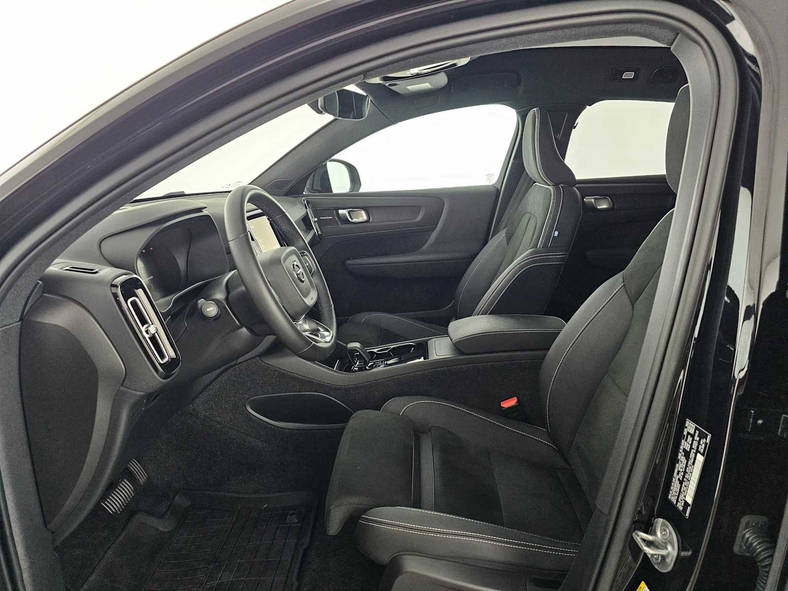 Used 2023 Volvo C40 P8 Recharge Ultimate image 21