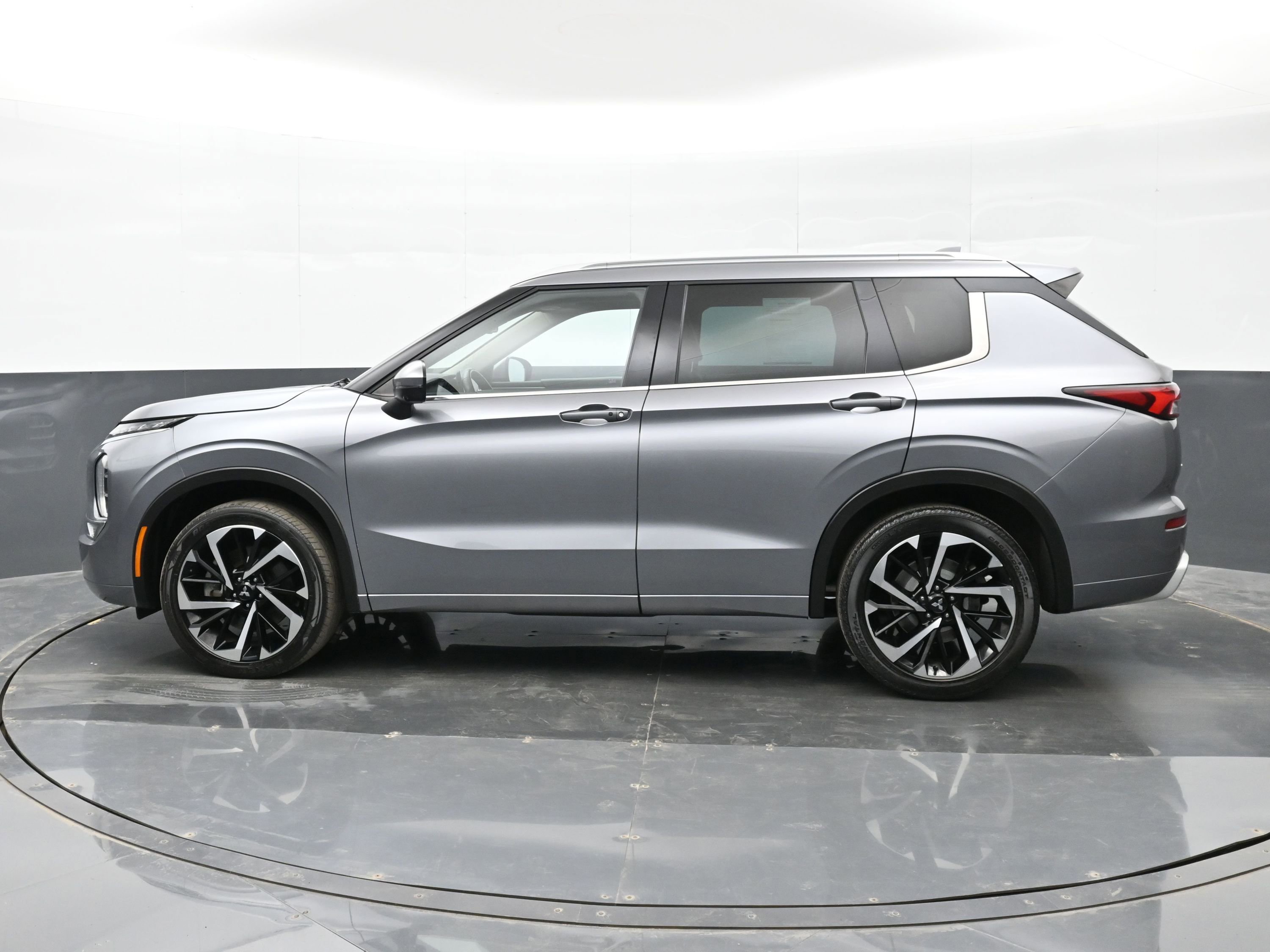 Used 2022 Mitsubishi Outlander SEL image 9