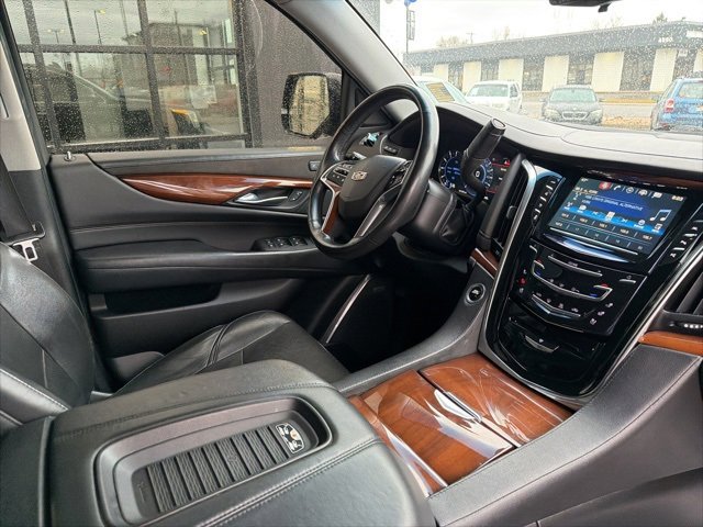 Used 2018 Cadillac Escalade ESV Luxury image 13