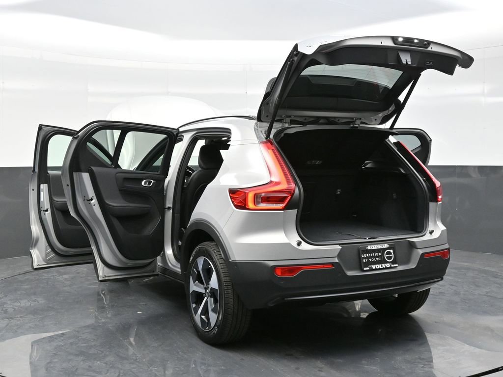Used 2024 Volvo XC40 B5 Plus image 28