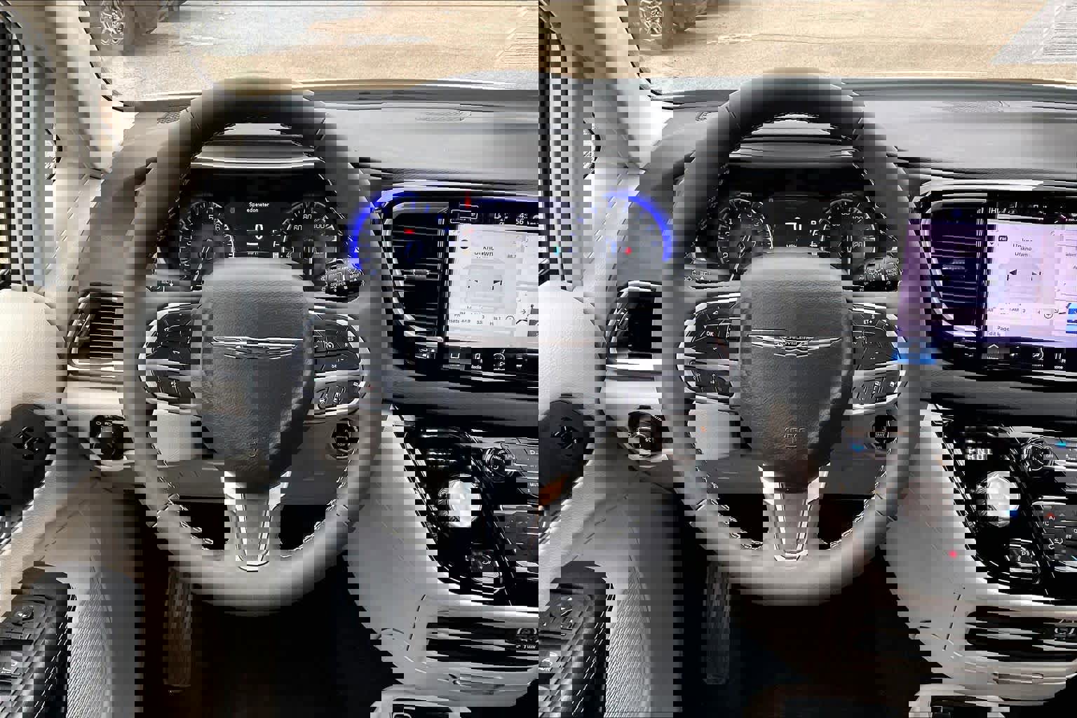 Used 2024 Chrysler Pacifica Touring-L image 7