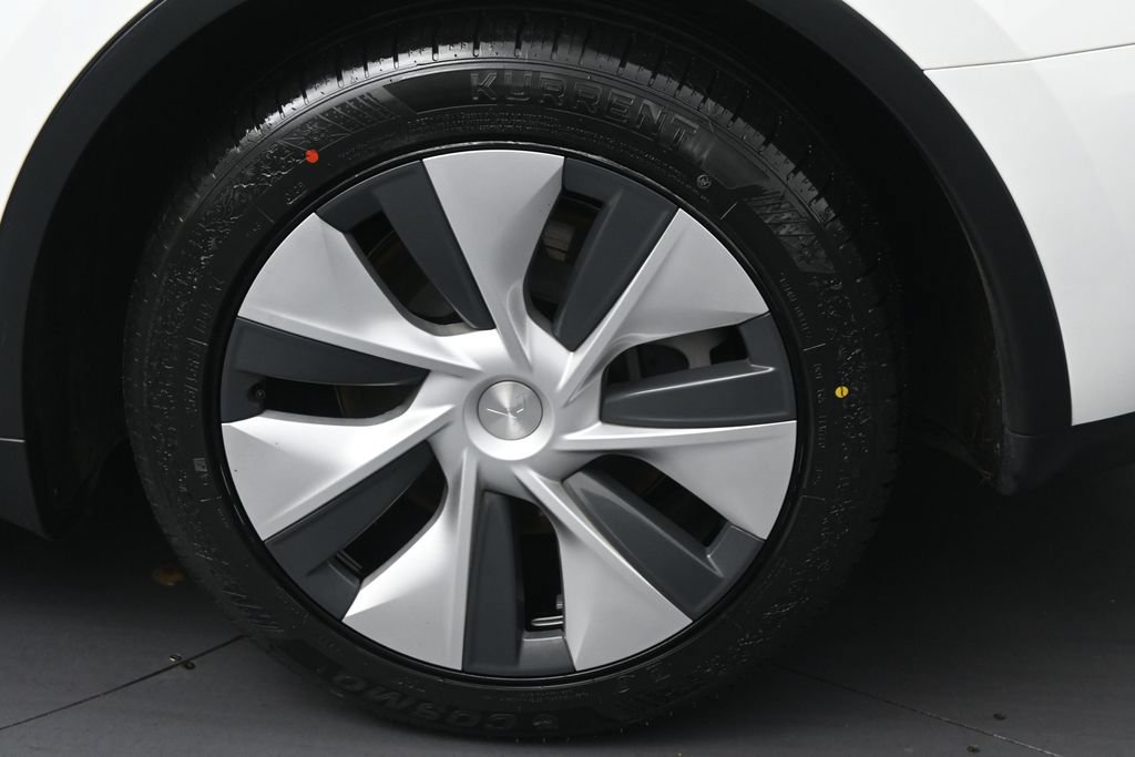 Used 2024 Tesla Model Y 2WD image 33