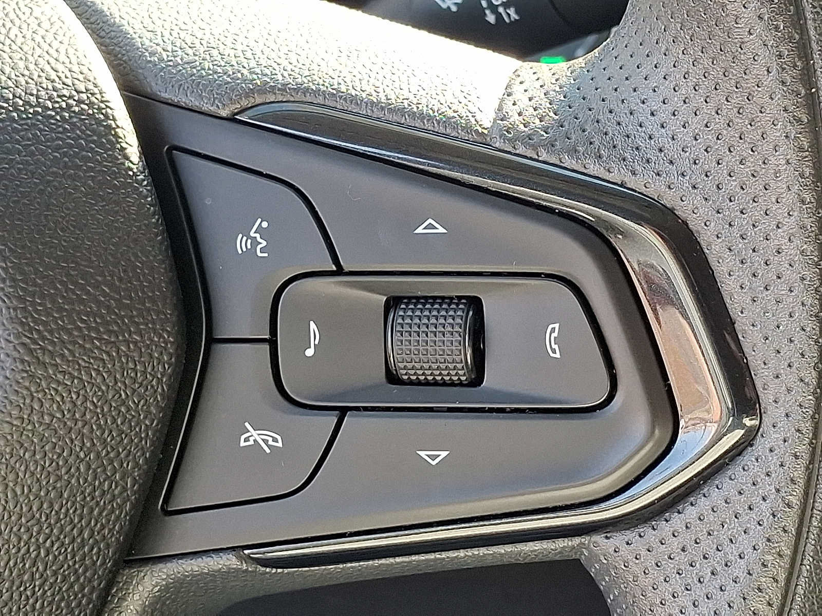 Used 2025 Chevrolet Trax LT FWD image 22