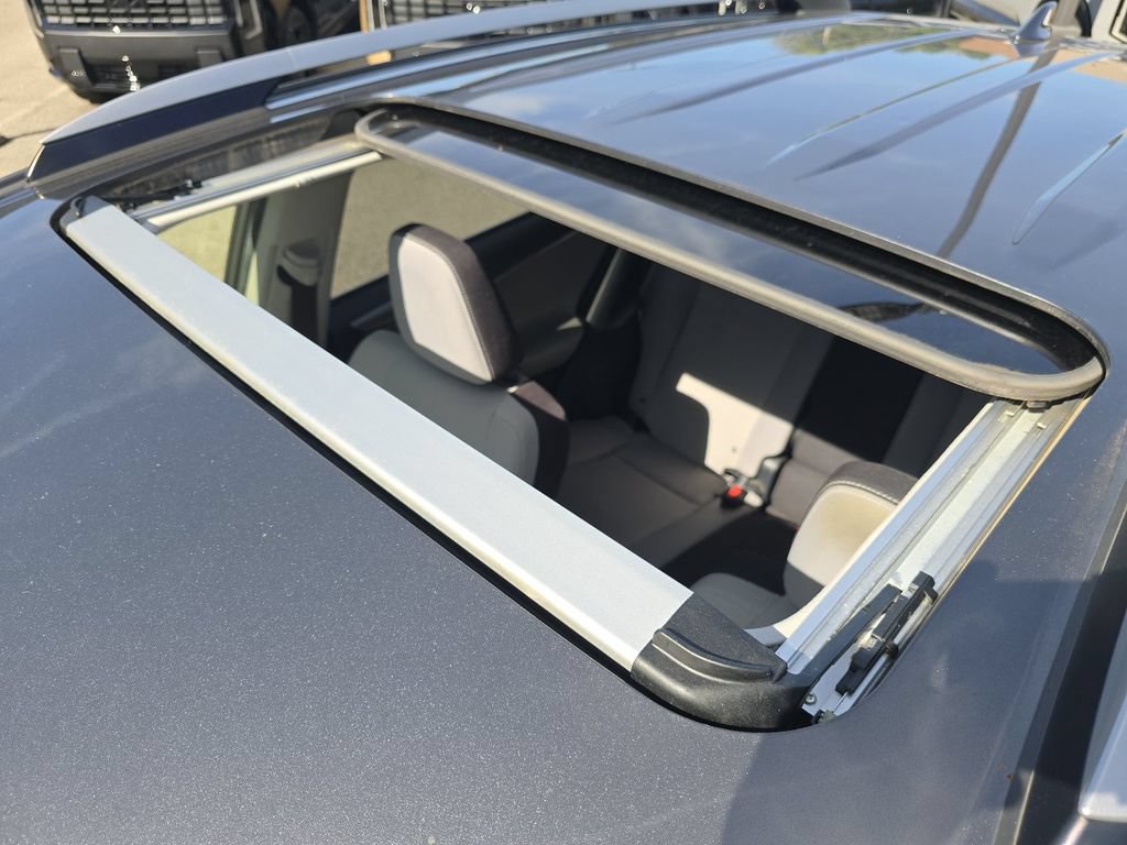 Used 2018 Toyota RAV4 XLE FWD image 3
