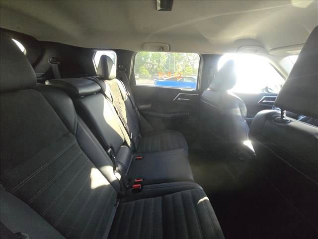 Used 2025 Mitsubishi Outlander SE FWD image 31