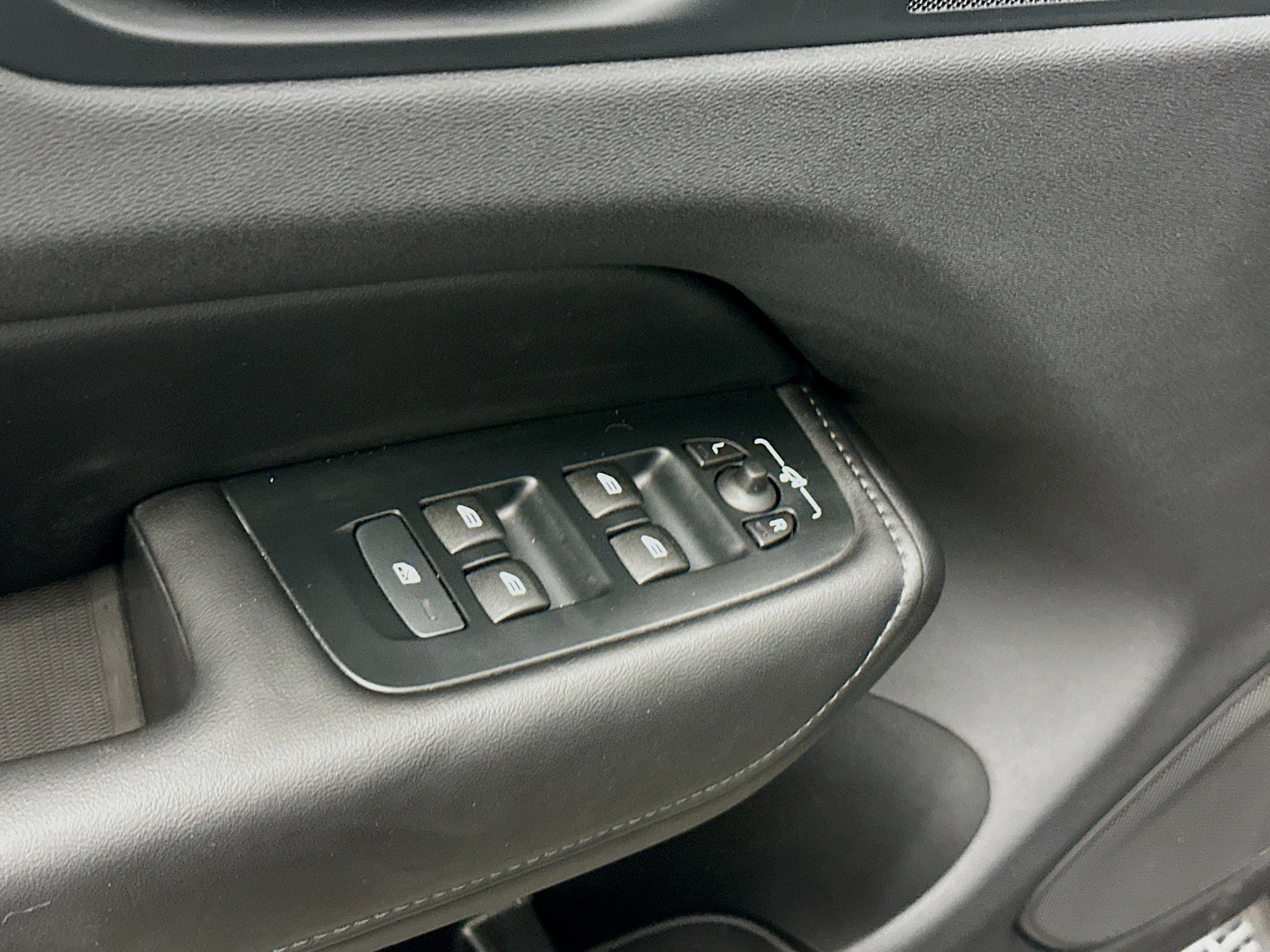 Used 2025 Volvo XC60 B5 Core image 15