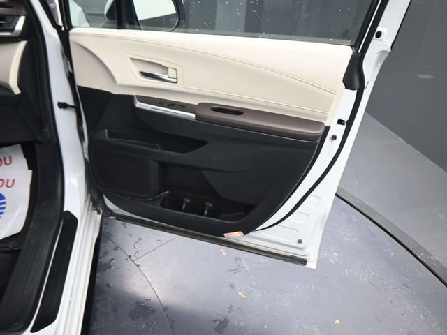 Used 2024 Toyota Sienna Platinum image 11