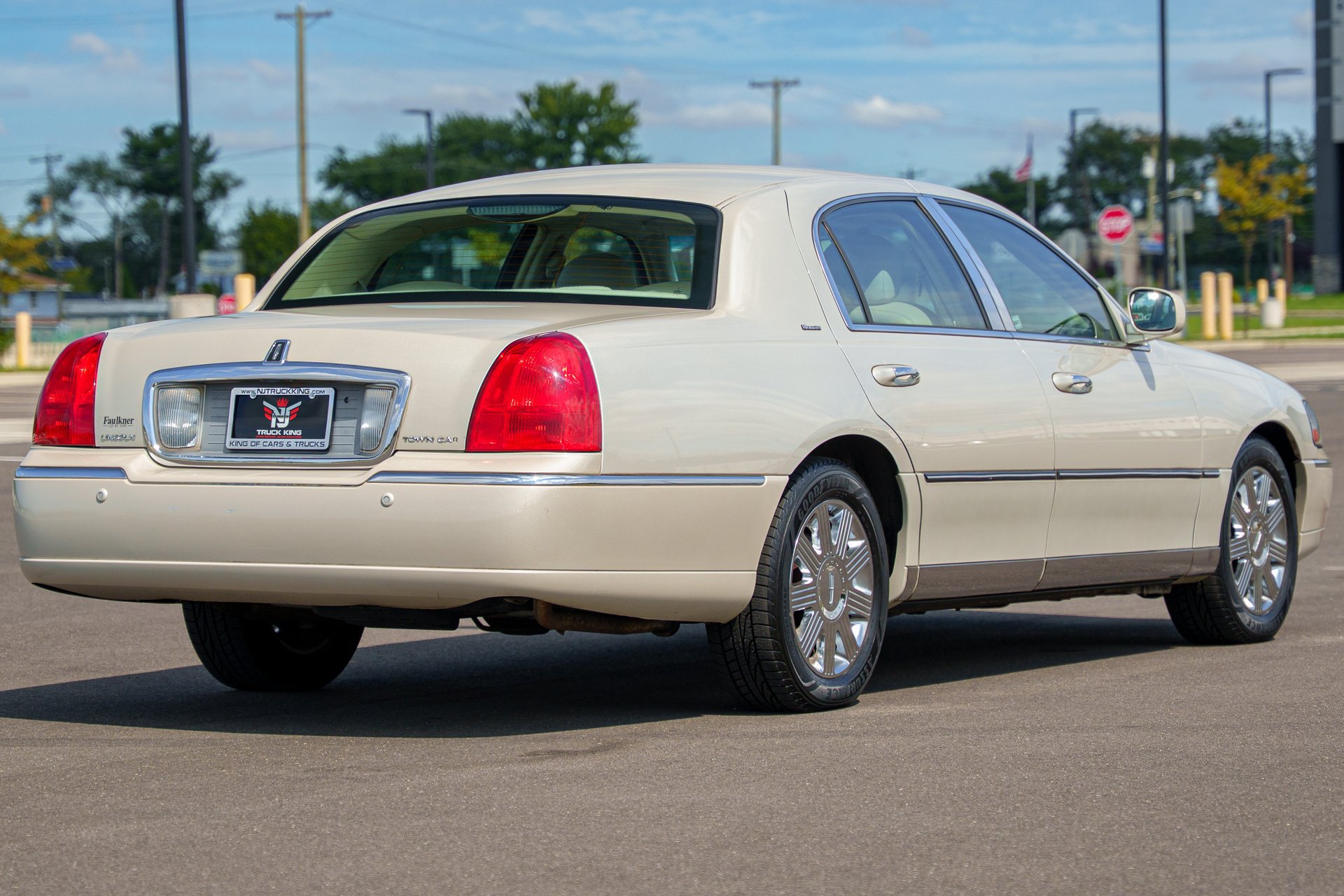 Used 2004 Lincoln Town Car Ultimate RWD image 11