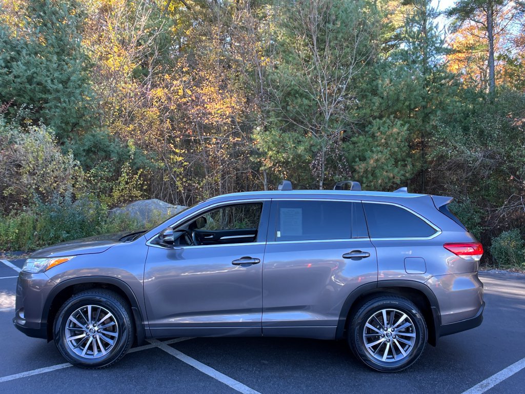 Used 2017 Toyota Highlander XLE w/ Carpet Mat Package AWD/4WD image 2