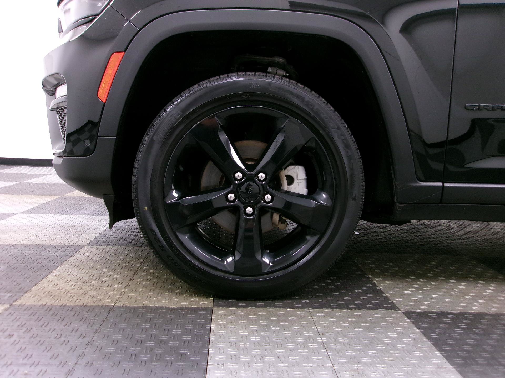 Used 2023 Jeep Grand Cherokee Limited w/ Luxury Tech Group II AWD/4WD image 17