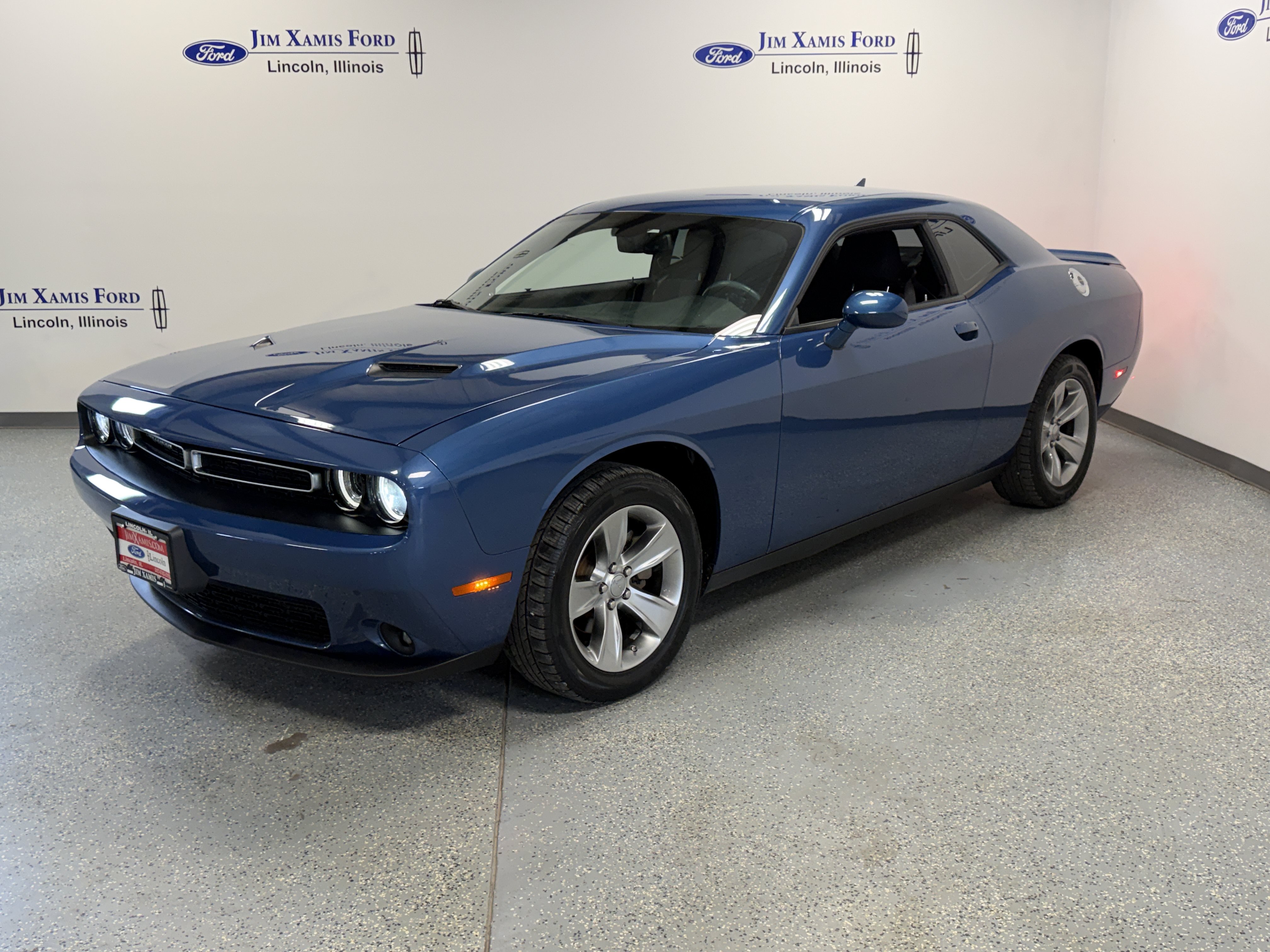 Used 2022 Dodge Challenger SXT w/ Driver Convenience Group RWD image 3