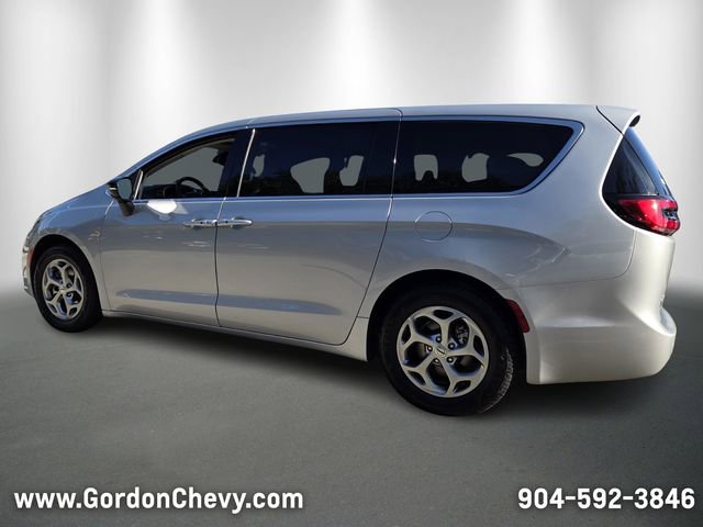 Used 2024 Chrysler Pacifica Limited image 3