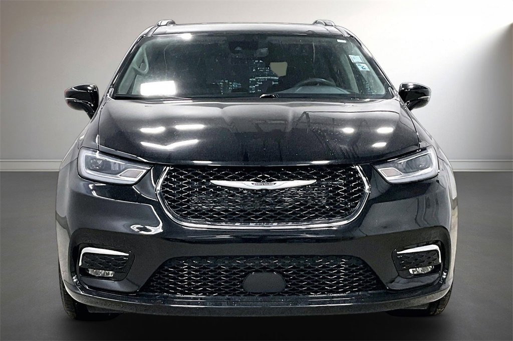 Used 2022 Chrysler Pacifica Touring-L image 2