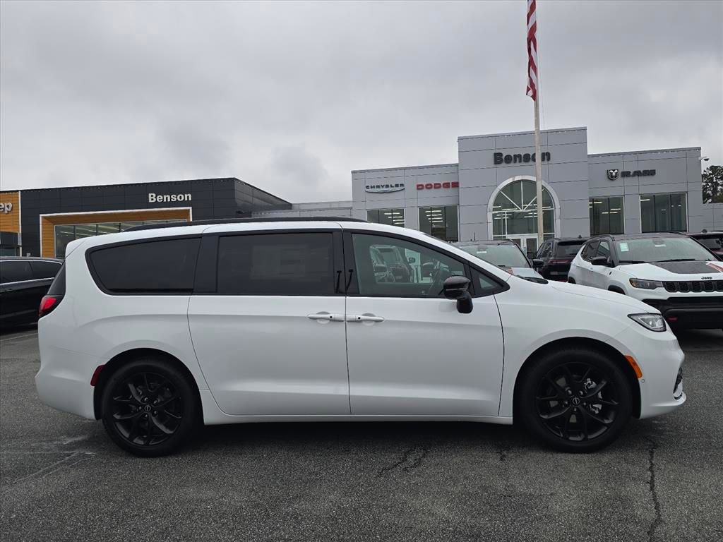 New 2026 Chrysler Pacifica Select w/ S Appearance Package FWD image 2