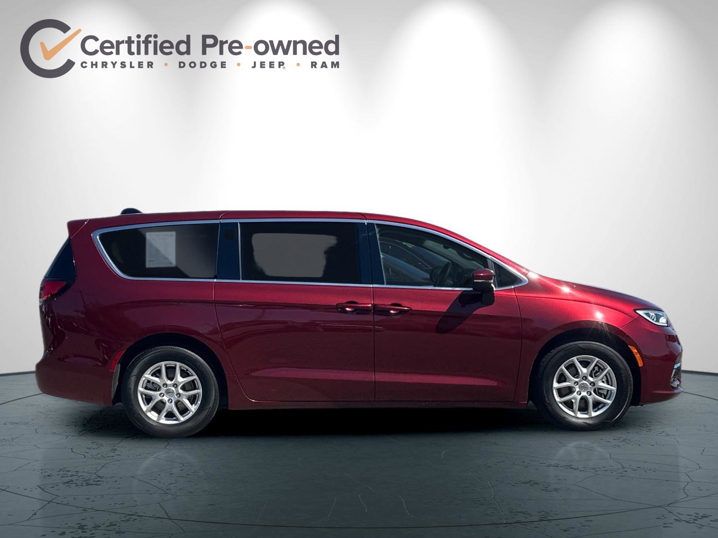 Used 2023 Chrysler Pacifica Touring-L FWD image 3