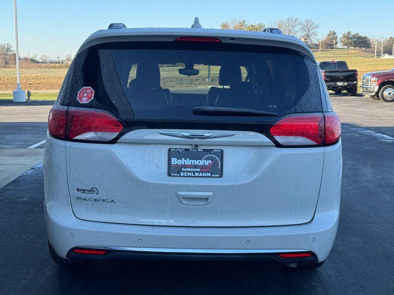 Used 2017 Chrysler Pacifica Touring-L image 7