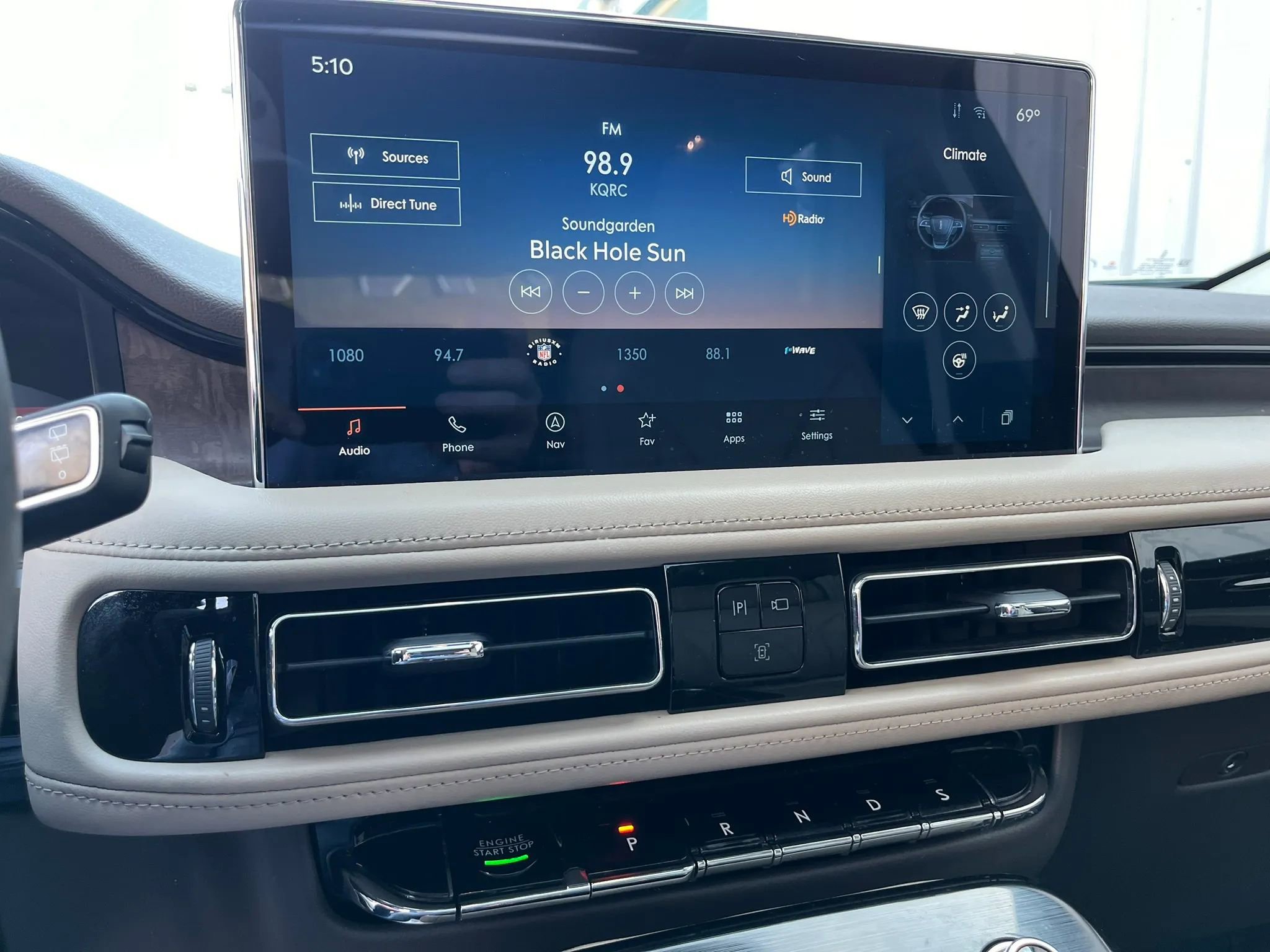 Used 2021 Lincoln Nautilus Reserve image 12