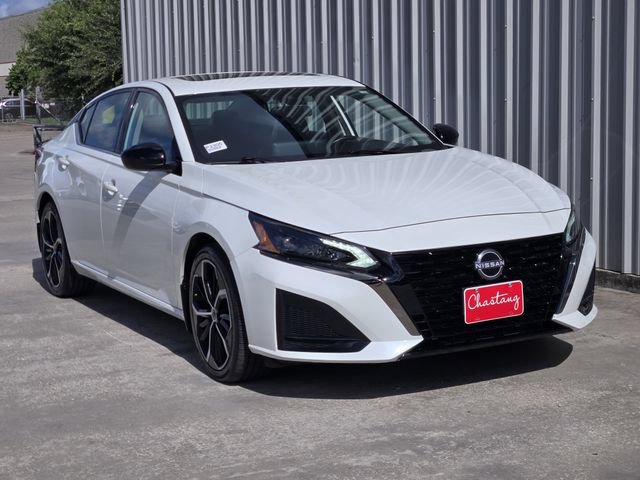 Used 2025 Nissan Altima 2.5 SR w/ SR Premium Package FWD image 3