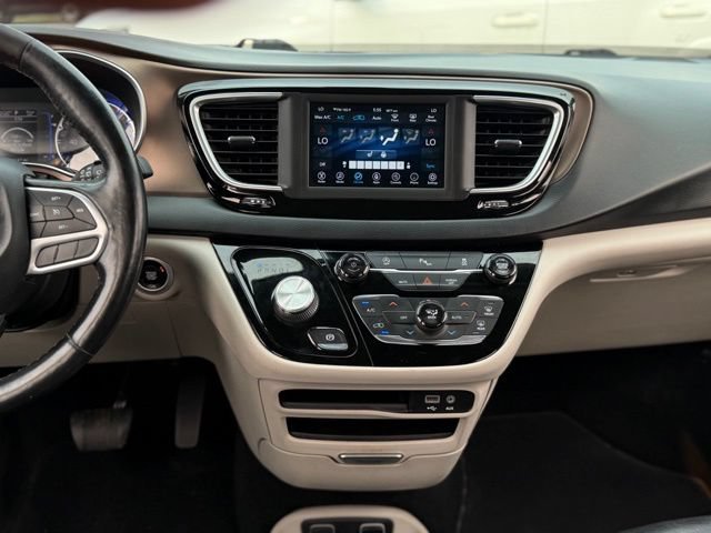 Used 2019 Chrysler Pacifica Touring-L FWD image 19