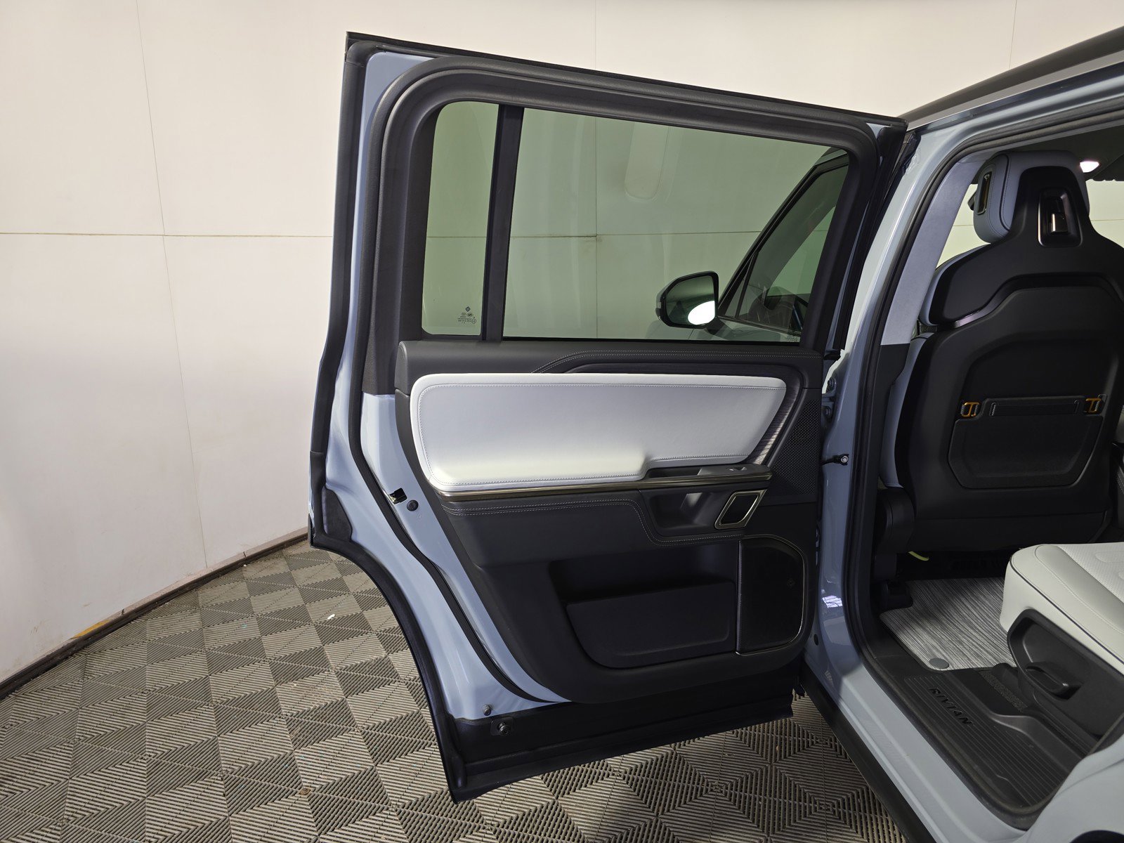 Used 2024 Rivian R1S Adventure AWD/4WD image 17