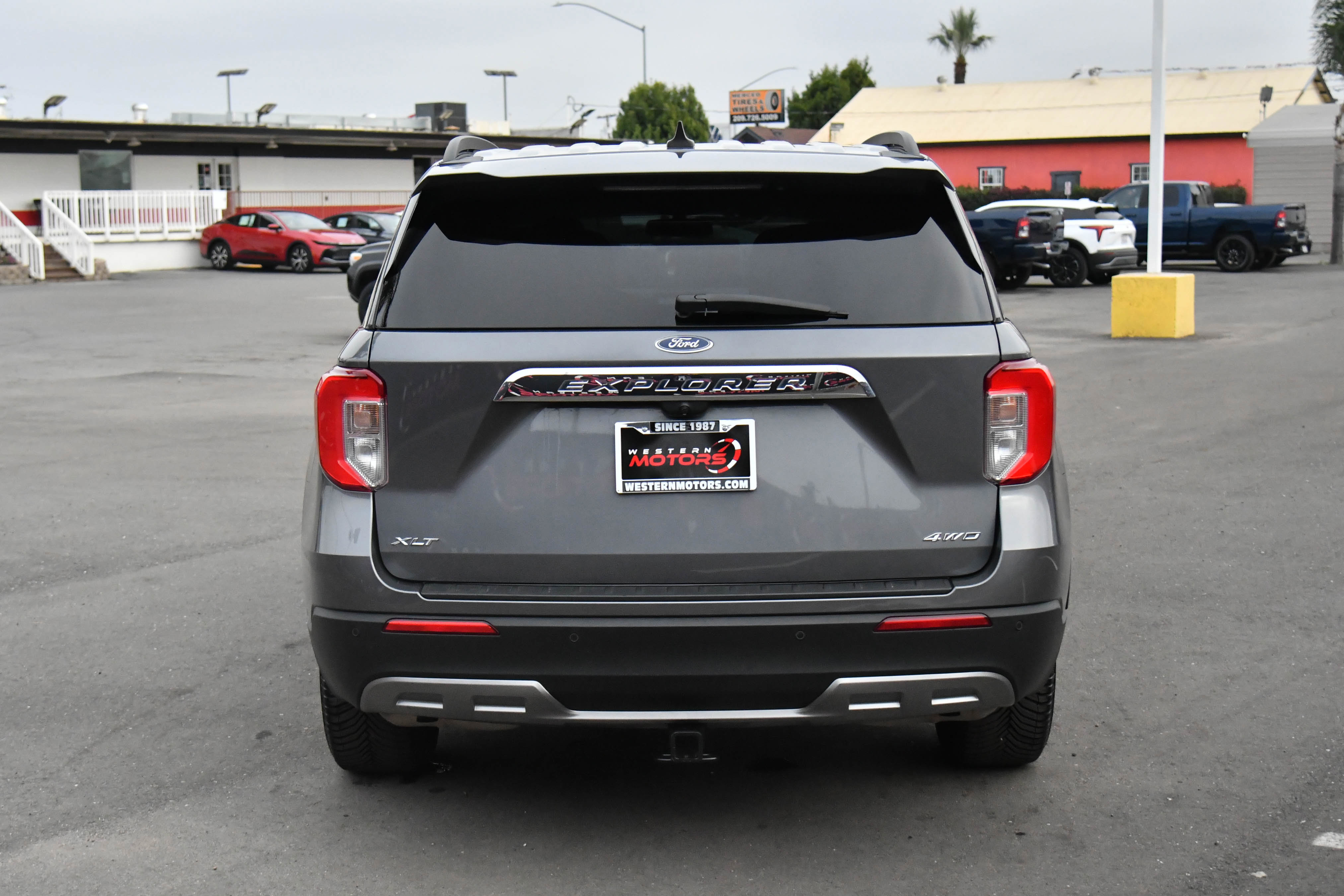 Used 2022 Ford Explorer XLT w/ Equipment Group 202A image 7