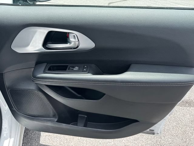 Certified 2025 Chrysler Pacifica Limited FWD image 13