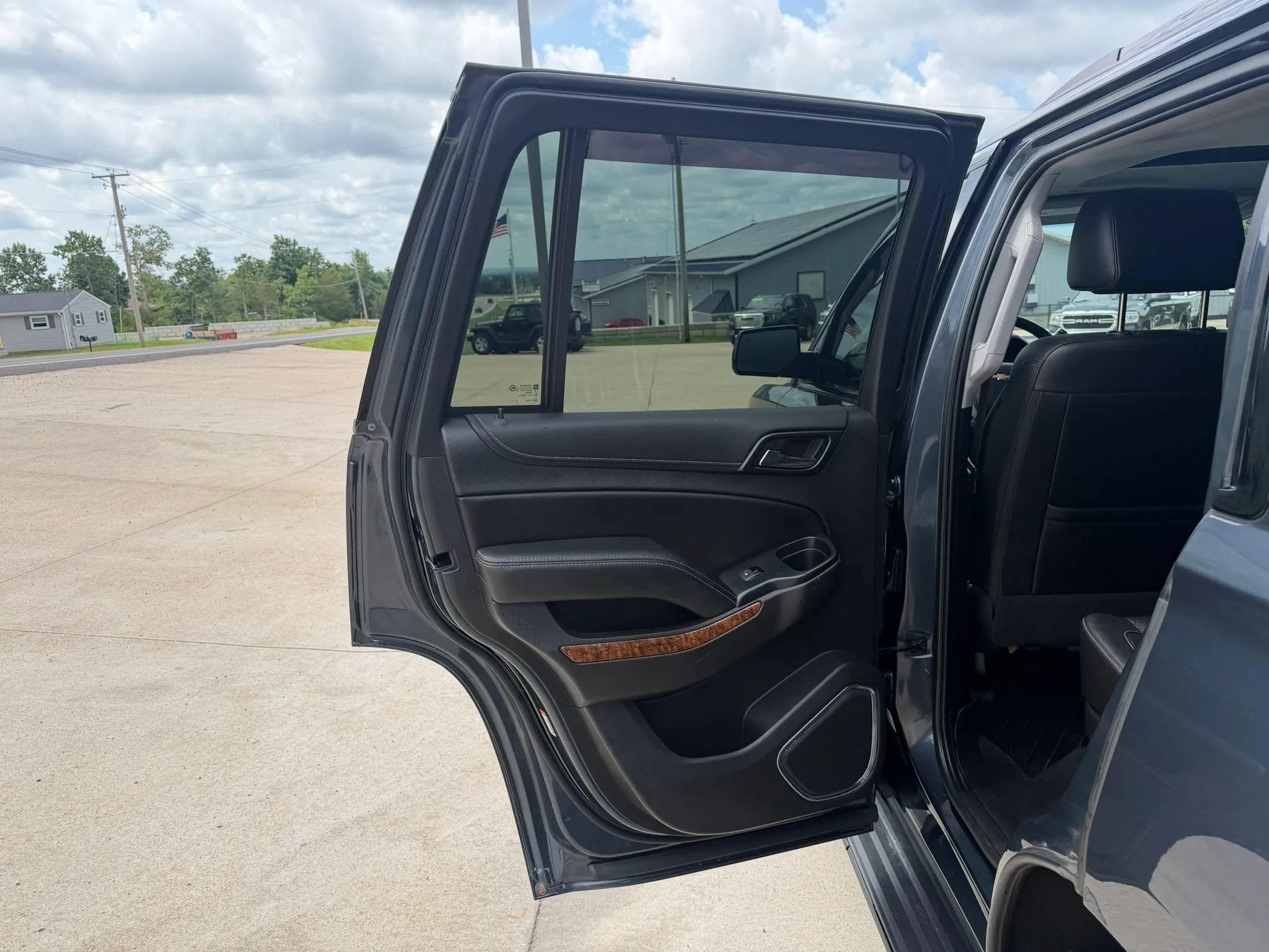 Used 2020 Chevrolet Tahoe Premier AWD/4WD image 35