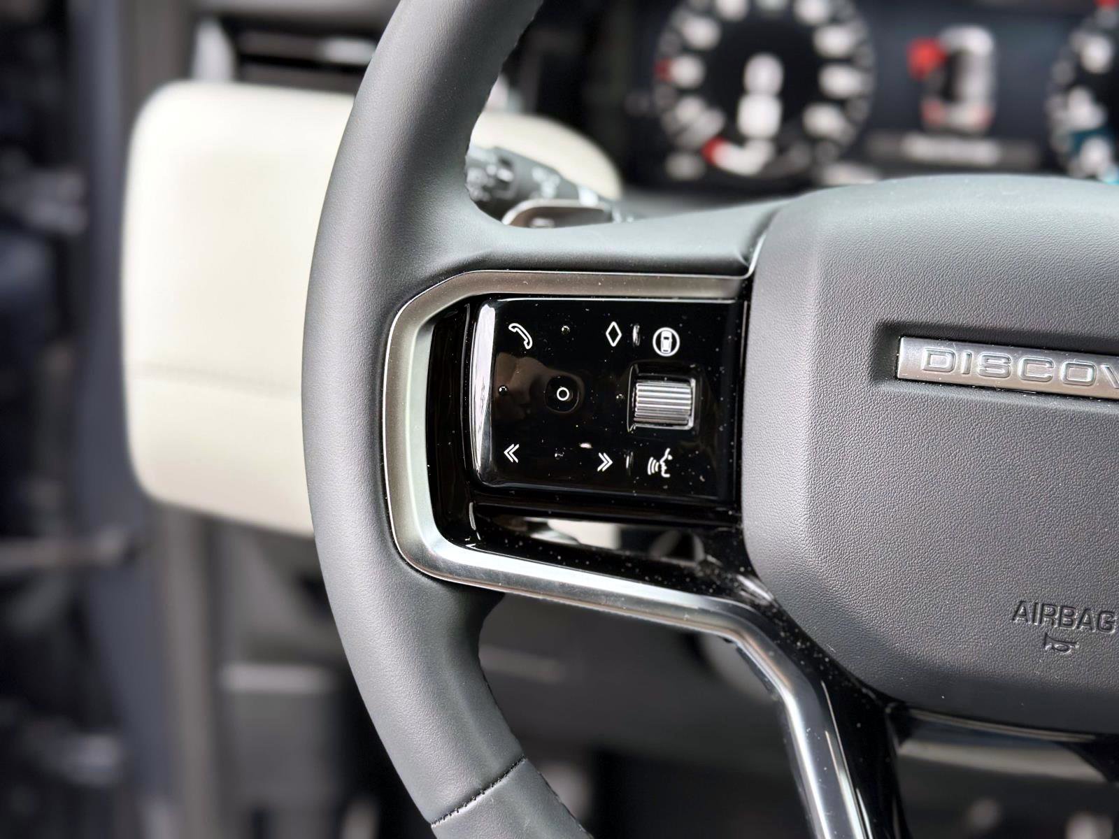 New 2025 Land Rover Discovery Sport Dynamic SE image 23