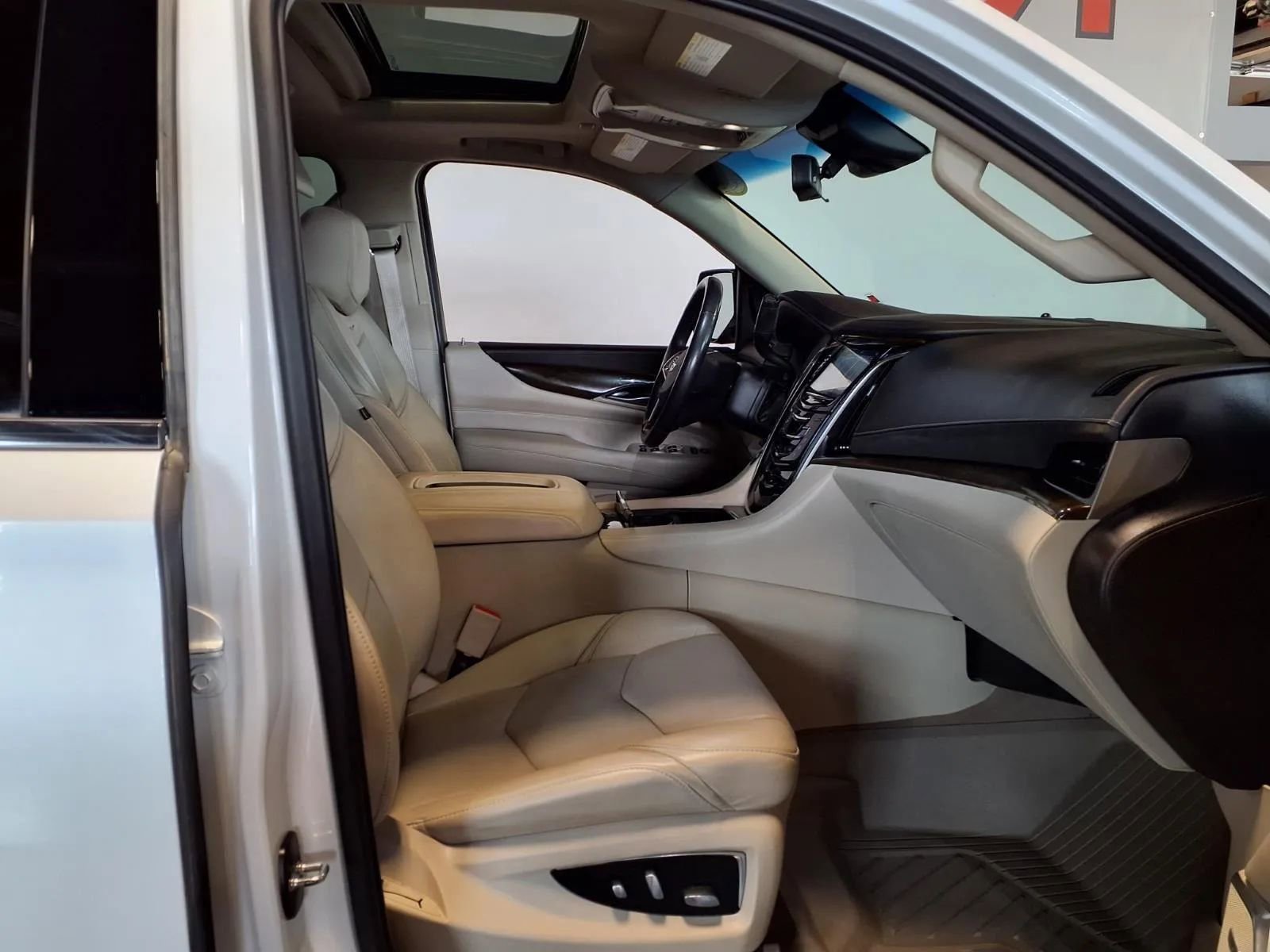 Used 2018 Cadillac Escalade Premium Luxury image 13