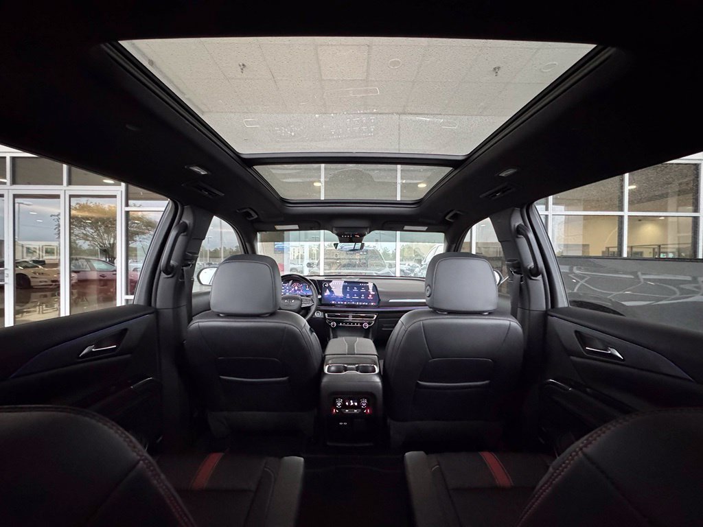 Used 2025 Chevrolet Traverse RS AWD/4WD image 4
