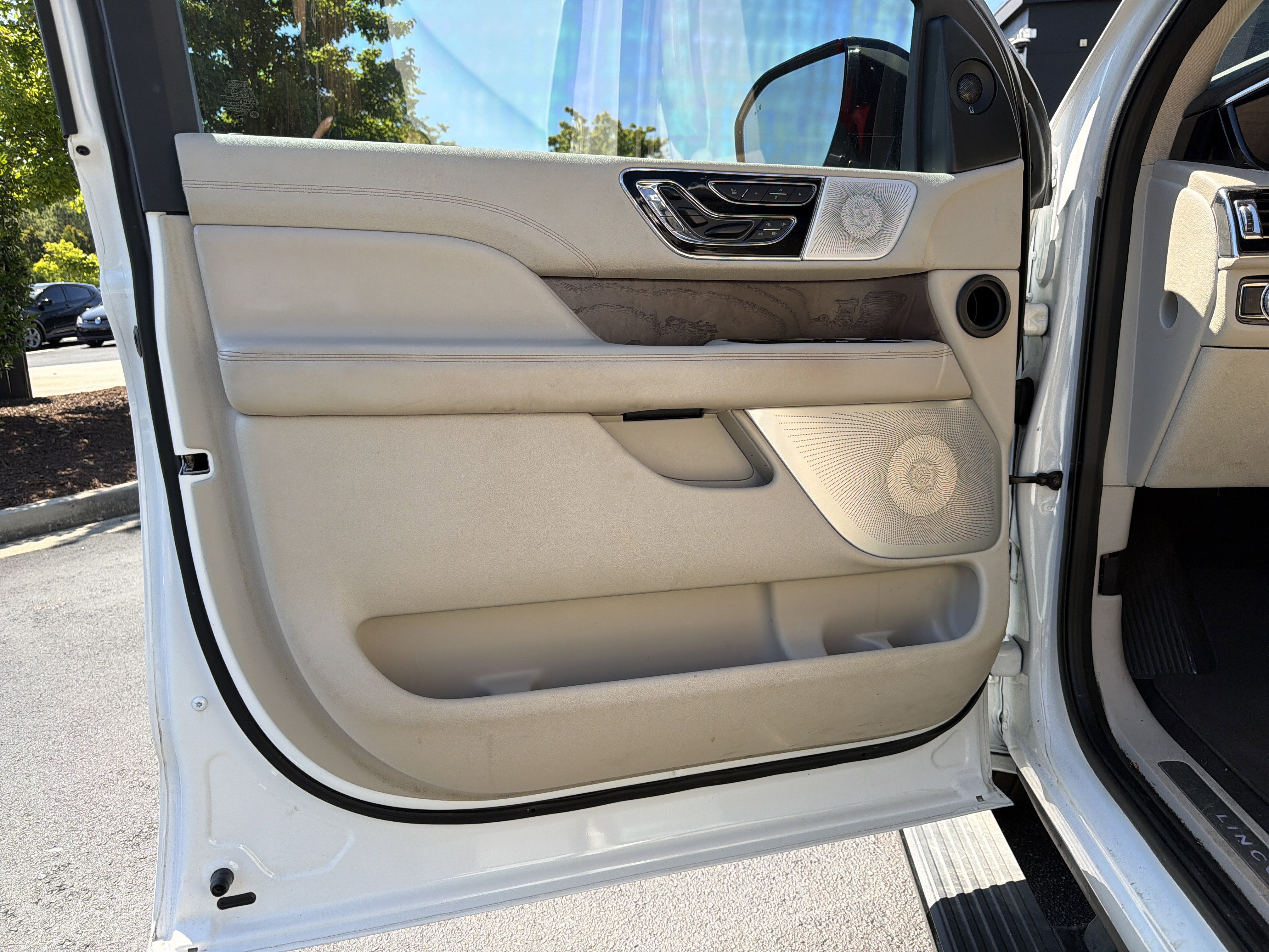 Used 2020 Lincoln Navigator L Reserve w/ Luxury Package RWD image 14