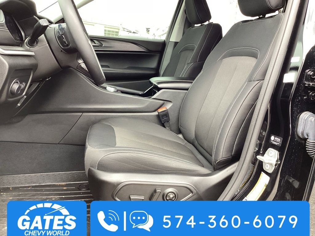 Used 2023 Jeep Grand Cherokee Laredo w/ Trailer Tow Prep Group (B) AWD/4WD image 13