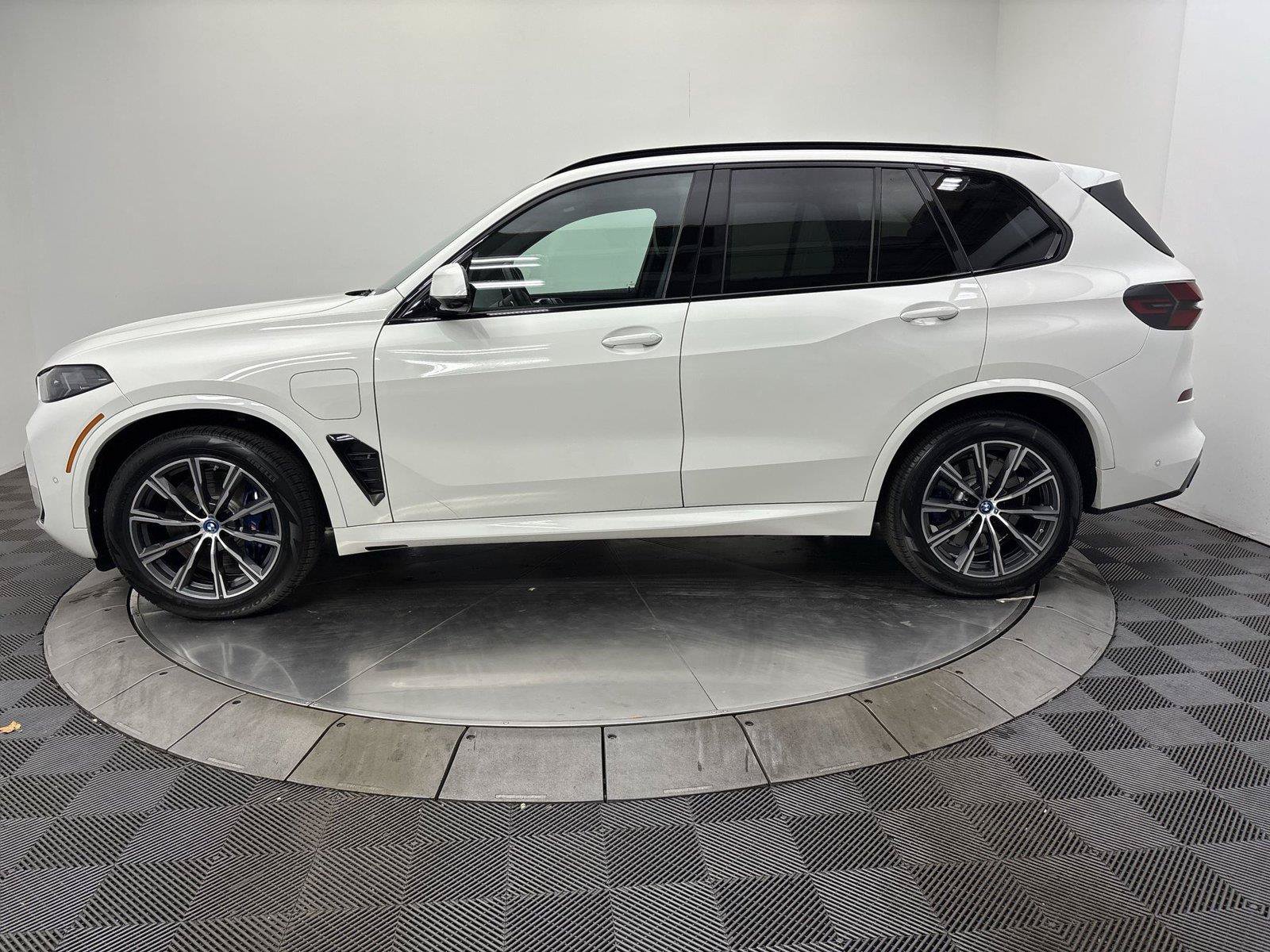Used 2024 BMW X5 xDrive50e w/ Executive Package AWD/4WD image 4