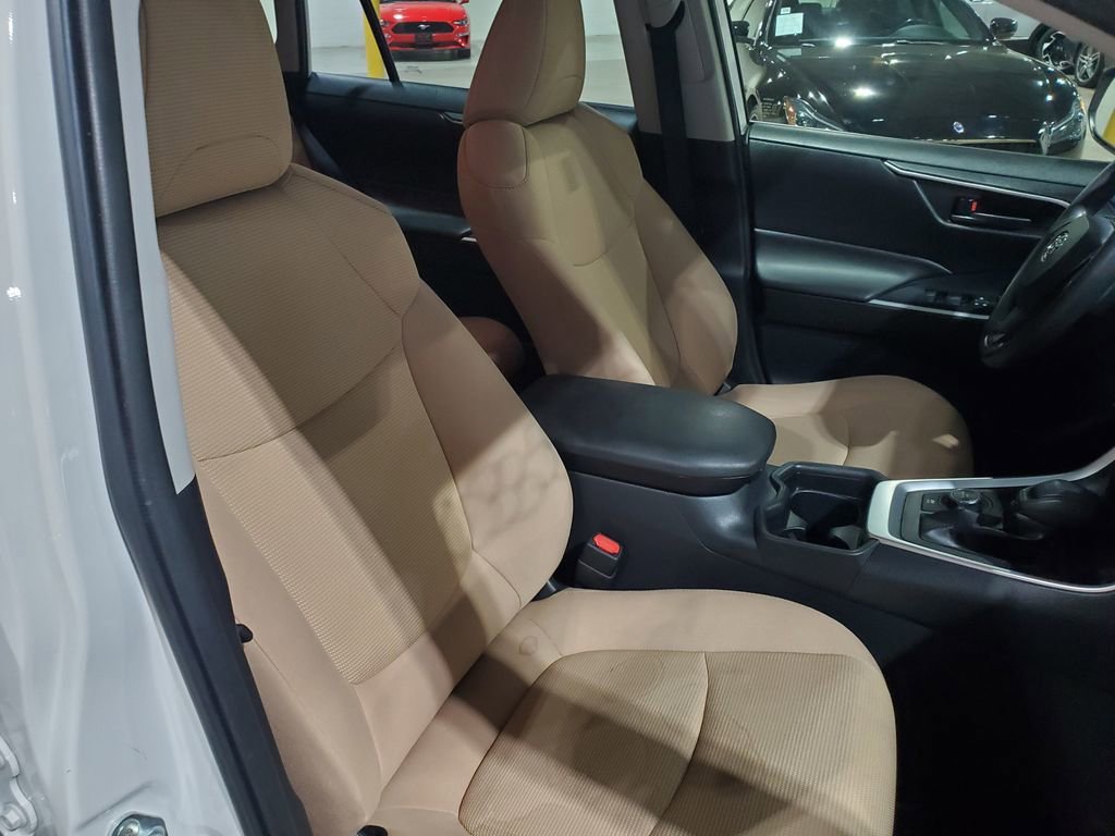 Used 2019 Toyota RAV4 LE AWD/4WD image 17