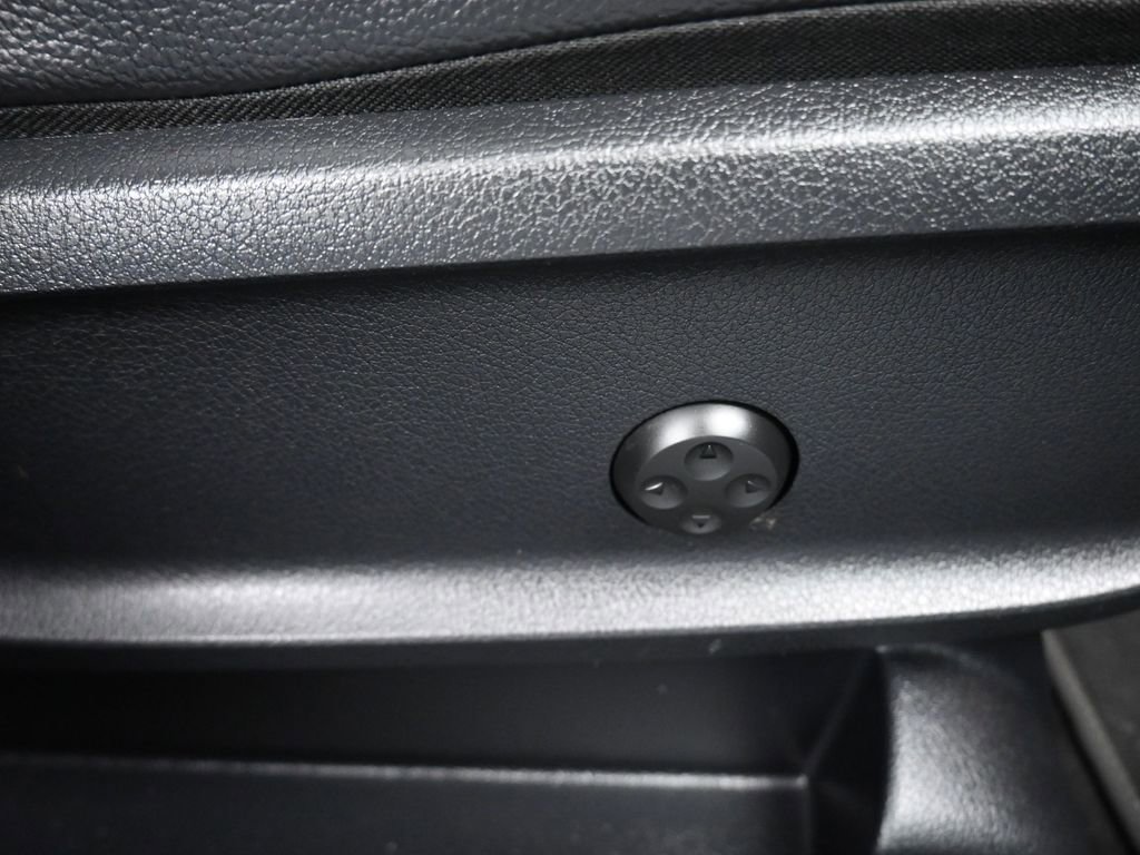 Used 2021 Mercedes-Benz GLB 250 4MATIC w/ Premium Package image 47